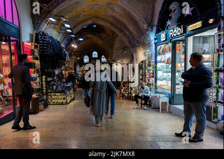 Istanbul, Türkei - 2022: Menschen, die im Grand Bazar einkaufen, handgemachte Lampen, Taschen und Teppiche zum Verkauf Stockfoto