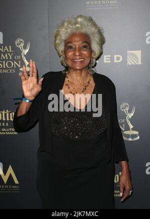 **DATEI FOTO** Nichelle Nichols ist am 89 gestorben. PASADENA, CA - 30. April: Nichelle Nichols, at 44. Annual Daytime Emmy Awards Roaming im Pasadena Civic Auditorium in Kalifornien am 30. April 2017. Quelle: FS/MediaPunch Stockfoto