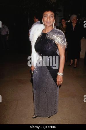 **DATEI FOTO** Nichelle Nichols ist am 89 gestorben. Nichelle Nichols bei der Feuer- und Eisgala am 4. Dezember 1991 im Beverly Hilton Hotel in Beverly Hills, Kalifornien. Quelle: Ralph Dominguez/MediaPunch Stockfoto