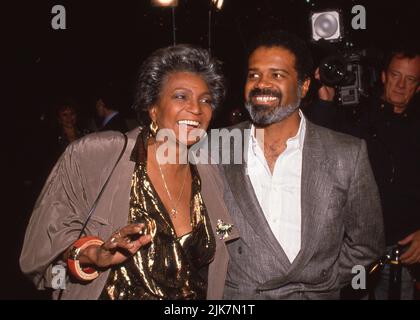 **DATEI FOTO** Nichelle Nichols ist am 89 gestorben. Nichelle Nichols und Ted lange um die 1990er Jahre Credit: Ralph Dominguez/MediaPunch Stockfoto