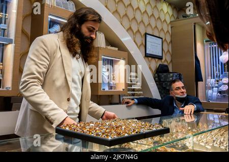 Istanbul, Türkei - 2022 Verkäufer von Juweliergeschäft aus Gold und Edelsteinen am Großen Basar Stockfoto