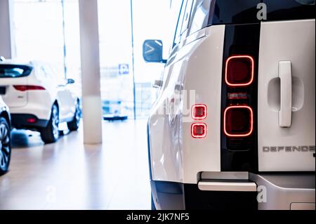 ROSTOV-ON-DON, RUSSLAND - 7. DEZEMBER 2020: Nahaufnahme von Land Rover Defender Rückfahrlicht mit verblurten Hintergrund. Selektiver Fokus Stockfoto