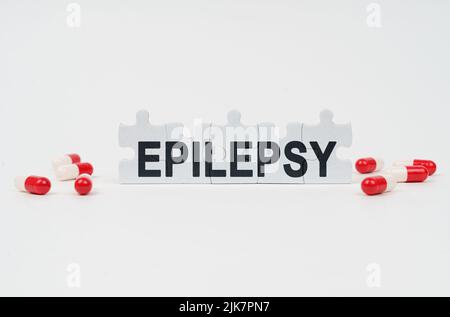 Medizinisches Konzept. Auf einer weißen Oberfläche befinden sich Tafeln und Rätsel mit der Aufschrift - EPILEPSIE Stockfoto