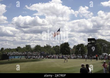 Bedminster, Usa. 31.. Juli 2022. Golfer bereiten sich darauf vor, am Sonntag, den 31 2022. Juli in Bedminster, New Jersey, auf dem 9. Green im LIV Golf Bedminster Invitational, Teil der neuen LIV Golf Invitational Series, im Trump National Golf Club, zu putten. Foto von Peter Foley/UPI Credit: UPI/Alamy Live News Stockfoto