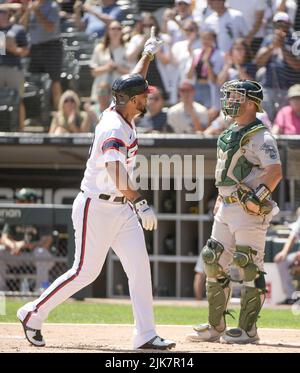 Chicago, USA. 31.. Juli 2022. Chicago White Sox Jose Abreu feiert seinen zweiten Heimlauf gegen die Oakland Athletics während eines Spiels im Guaranteed Rate Field in Chicago, IL am Sonntag, 31. Juli 2022. Foto von Mark Black/UPI Credit: UPI/Alamy Live News Stockfoto