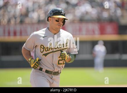 Chicago, USA. 31.. Juli 2022. Oakland Athletics Ramon Laureano führt am Sonntag, den 31. Juli 2022, beim zweiten Heimlauf gegen die Chicago White Sox im Guaranteed Rate Field in Chicago, IL, den 3.. Platz ein. Foto von Mark Black/UPI Credit: UPI/Alamy Live News Stockfoto