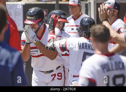 Chicago, USA. 31.. Juli 2022. Chicago White Sox Jose Abreu feiert seinen zweiten Heimlauf gegen die Oakland Athletics während eines Spiels im Guaranteed Rate Field in Chicago, IL am Sonntag, 31. Juli 2022. Foto von Mark Black/UPI Credit: UPI/Alamy Live News Stockfoto