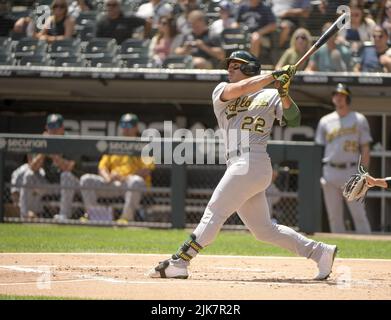 Chicago, USA. 31.. Juli 2022. Oakland Athletics Ramon Laureano trifft am Sonntag, den 31. Juli 2022, beim zweiten Ausgehen eines Spiels im Guaranteed Rate Field in Chicago, IL, auf einen Heimlauf nach links gegen die Chicago White Sox. Foto von Mark Black/UPI Credit: UPI/Alamy Live News Stockfoto