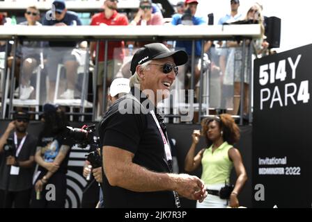 Bedminster, Usa. 31.. Juli 2022. Greg Norman. CEO und Kommissar von LIV Golf spricht mit Fans bei der Einladungsvorführung von Bedminster, Teil der neuen LIV Golf Invitational Series, am Sonntag, den 31 2022. Juli im Trump National Golf Club in Bedminster, New Jersey. Foto von Peter Foley/UPI Credit: UPI/Alamy Live News Stockfoto