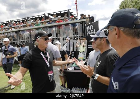 Bedminster, Usa. 31.. Juli 2022. Greg Norman. Der CEO und Kommissar von LIV Golf, Left spricht mit den Fans bei der Einladungsvorführung von Bedminster, Teil der neuen LIV Golf Invitational Series, am Sonntag, den 31 2022. Juli im Trump National Golf Club in Bedminster, New Jersey. Foto von Peter Foley/UPI Credit: UPI/Alamy Live News Stockfoto