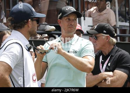 Bedminster, Usa. 31.. Juli 2022. Henrik Stenson steht in der Nähe von Greg Norman beim LIV Golf Bedminster Invitational, Teil der neuen LIV Golf Invitational Series, am Sonntag, den 31 2022. Juli im Trump National Golf Club in Bedminster, New Jersey. Foto von Peter Foley/UPI Credit: UPI/Alamy Live News Stockfoto