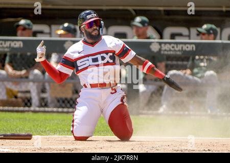 Chicago, USA. 31.. Juli 2022. Chicago White Sox Josh Harrison feiert das Tor auf einem Doppel von Seby Zavala gegen die Oakland Athletics während der zweiten Ausreissung eines Spiels im Guaranteed Rate Field in Chicago, IL am Sonntag, 31. Juli 2022. Foto von Mark Black/UPI Credit: UPI/Alamy Live News Stockfoto