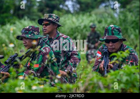 Piti, Usa. 30. Juli 2022. Soldaten der Nationalen Streitkräfte Indonesiens nehmen am Taktiktraining der Kleineinheit während der gemeinsamen Übung Garuda Shield 2022 im Nimitz Training Area, 30. Juli 2022, in Piti, Guam, Teil. Kredit: SSGT. Juan Torres/US Air Force Photo/Alamy Live News Stockfoto