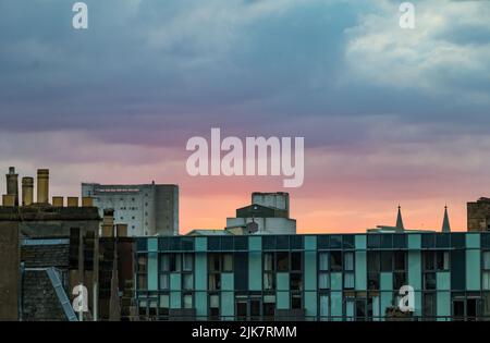 Leith, Edinburgh, Schottland, Großbritannien, 31.. Juli 2022. UK Wetter: Sommeruntergang über Leith: Die Sonne geht über den Dächern von Leith unter und blickt auf die Mühle von Chancelot Stockfoto