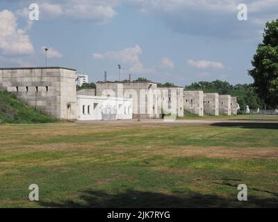 Zeppelinfeld Übersetzung Zeppelin Field entworfen von dem Architekten Albert Speer im Rahmen des Reichsparteiverallungsgeldes in Nürnberg, Deutschland Stockfoto