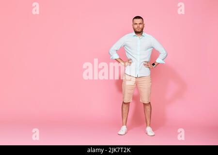 Nachdenklicher junger Mann, der den Kopierraum betrachtet Stockfoto