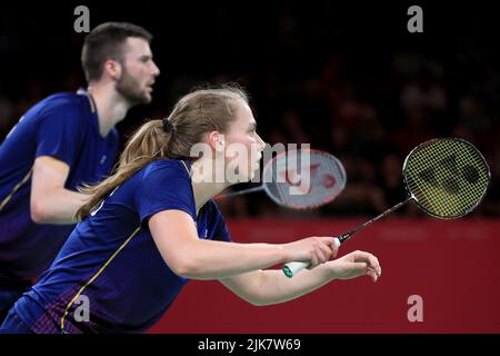 Die schottische Adam Hall und Julie MacPhreson treten am dritten Tag der Commonwealth Games 2022 in Birmingham beim Badminton Mixed Doubles, dem Mixed Team Quarter-Final zwischen dem Team Scotland und dem Team Singapore beim NEC gegen die Singapurer Yong Kai Terry Hee und Jessica Wei Han an. Bilddatum: Sonntag, 31. Juli 2022. Stockfoto