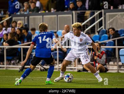 30. Juli 2022 San Jose, CA USA Real Salt Lake Diego Luna(26) und San Jose Earthquakes Mittelfeldspieler Jackson Yueill (14) kämpft während des MLS-Spiels zwischen Real Salt Lake und den Erdbeben in San Jose um den Ball. Das Spiel endet 2-2 Unentschieden im PayPal Park San Jose Kalifornien. Thurman James/CSM Stockfoto