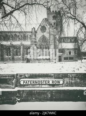 Das Tait Memorial Fenster der Kathedrale von Carlisle im Winter von der Phernoster Row aus gesehen. Stockfoto
