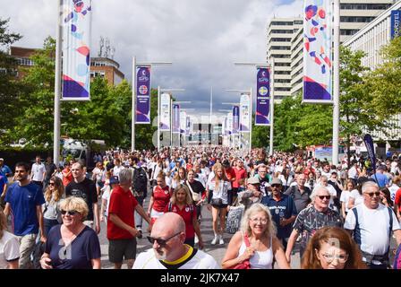 London, Großbritannien. 31.. Juli 2022. Fans kommen im Wembley-Stadion zum UEFA-Europameisterfinalspiel der Frauen in England V Deutschland an. Stockfoto