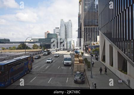 New York, NY, USA - 1. Aug 2022: Blick nach Norden auf die 11. Avenue, von der NYC High Line aus gesehen Stockfoto