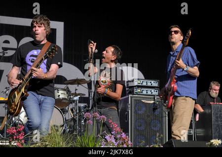 Lulworth, Großbritannien. 31.. Juli 2022. L-R Paul Adrian Banks Gitarrist und Leadsänger Richard James 'Rick' Witter und Gitarrist Tom Gladwin treten live mit Shed Seven auf dem Camp Beestival Familienfestival in Dorset auf. Shed Seven sind eine englische Alternative Rock Band, die 1990 in York gegründet wurde. Eine der Gruppen, die zur Britpop-Musikszene der 1990s beigetragen haben, schreiben, nehmen und veröffentlichen über dreißig Jahre später Musik weiter.Quelle: SOPA Images Limited/Alamy Live News Stockfoto