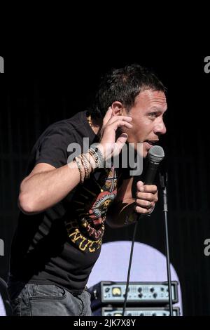 Lulworth, Großbritannien. 31.. Juli 2022. Der Singer-Songwriter DJ und Leadsänger Richard James 'Rick' Witter aus Stockport tritt mit der in York ansässigen Band Shed Seven beim Camp Beestival Familienfestival in Dorset live auf. Shed Seven sind eine englische Alternative Rock Band, die 1990 in York gegründet wurde. Eine der Gruppen, die zur Britpop-Musikszene der 1990s beigetragen haben, schreiben, nehmen und veröffentlichen über dreißig Jahre später Musik weiter.Quelle: SOPA Images Limited/Alamy Live News Stockfoto