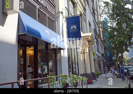New York, NY, USA - 1. August 2022: Japanisches Ootoya-Restaurant in Greenwich Village mit Markise und Banner in der 41 E 11. Street Stockfoto