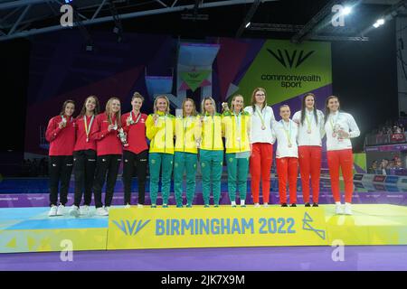 Die Engländer Freya Colbert, Tamryn van Selm, Abbie Wood und Freya Anderson mit ihren Bronzemedaillen, Kanadas Summer McIntosh, Ella Jansen, Mary-Sophie Harvey und Katerine Savard sowie die Australier Madison Wilson, Kiah Melverton, Mollie O’Callaghan und Ariarne Titmus mit ihren Goldmedaillen im Sandwell Aquatics Centre am dritten Tag der Commonwealth Games 2022 in Birmingham. Bilddatum: Sonntag, 31. Juli 2022. Stockfoto