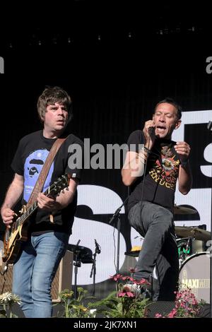 Lulworth, Großbritannien. 31.. Juli 2022. L-R Paul Adrian Banks Gitarrist und Leadsänger Richard James 'Rick' Witter aus Stockport treten beim Camp Beestival Familienfestival in Dorset live mit der in York ansässigen Band Shed Seven auf. Shed Seven sind eine englische Alternative Rock Band, die 1990 in York gegründet wurde. Eine der Gruppen, die zur Britpop-Musikszene der 1990s beigetragen haben, schreibt, nimmt und veröffentlicht über dreißig Jahre später weiterhin Musik (Foto von Dawn Fletcher-Park/SOPA Images/Sipa USA) Quelle: SIPA USA/Alamy Live News Stockfoto