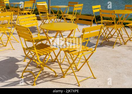 Gelber Gartentisch und Stühle Stockfoto