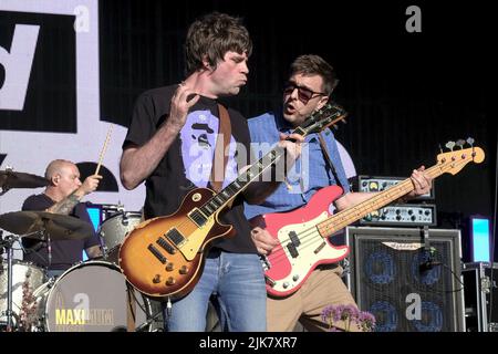 Lulworth, Großbritannien. 31.. Juli 2022. L-R Paul Adrian Banks Gitarrist und Gitarrist Tom Gladwin treten mit Shed Seven beim Camp Beestival Familienfestival in Dorset live auf der Bühne auf. Shed Seven sind eine englische Alternative Rock Band, die 1990 in York gegründet wurde. Eine der Gruppen, die zur Britpop-Musikszene der 1990s beigetragen haben, schreibt, nimmt und veröffentlicht über dreißig Jahre später weiterhin Musik (Foto von Dawn Fletcher-Park/SOPA Images/Sipa USA) Quelle: SIPA USA/Alamy Live News Stockfoto