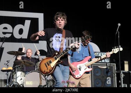 Lulworth, Großbritannien. 31.. Juli 2022. L-R Paul Adrian Banks Gitarrist und Gitarrist Tom Gladwin treten mit Shed Seven beim Camp Beestival Familienfestival in Dorset live auf der Bühne auf. Shed Seven sind eine englische Alternative Rock Band, die 1990 in York gegründet wurde. Eine der Gruppen, die zur Britpop-Musikszene der 1990s beigetragen haben, schreibt, nimmt und veröffentlicht über dreißig Jahre später weiterhin Musik (Foto von Dawn Fletcher-Park/SOPA Images/Sipa USA) Quelle: SIPA USA/Alamy Live News Stockfoto