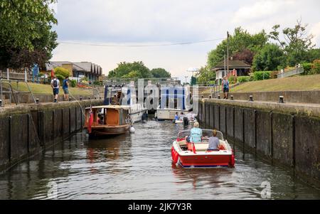 Im Sommer wurden Menschen in Booten in der Molesey-Schleuse auf der Themse festgebunden Stockfoto