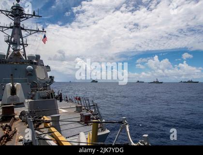 PAZIFISCHER OZEAN (28. Juli 2022) Arleigh Burke Lenkflugkörper-Zerstörer USS Gridley (DDG 101) segelt in Formation während des Rim of the Pacific (RIMPAC) 2022, Juli 28. 26 Nationen, 38 Schiffe, drei U-Boote, mehr als 30 unbemannte Systeme, etwa 170 Flugzeuge und 25.000 Mitarbeiter nehmen vom 29. Juni bis zum 4. August an RIMPAC in und um die Hawaii-Inseln und Südkalifornien Teil. RIMPAC, die weltweit größte internationale maritime Übung, bietet eine einzigartige Ausbildungsmöglichkeit und fördert und pflegt kooperative Beziehungen zwischen den Teilnehmern, die für die Sicherstellung der SA von entscheidender Bedeutung sind Stockfoto