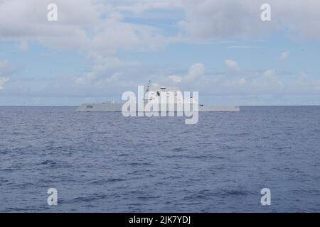 PAZIFISCHER OZEAN (28. Juli 2022) USS Michael Monsoor (DDG 1001), Zerstörer der Zumwalt-Klasse der US Navy, segelt in Formation während des Rim of the Pacific (RIMPAC) 2022, 28. Juli. 26 Nationen, 38 Schiffe, drei U-Boote, mehr als 30 unbemannte Systeme, etwa 170 Flugzeuge und 25.000 Mitarbeiter nehmen vom 29. Juni bis zum 4. August an RIMPAC in und um die Hawaii-Inseln und Südkalifornien Teil. RIMPAC, die weltweit größte internationale maritime Übung, bietet eine einzigartige Ausbildungsmöglichkeit und fördert und pflegt kooperative Beziehungen zwischen den Teilnehmern, die für die Sicherstellung der Th wichtig sind Stockfoto