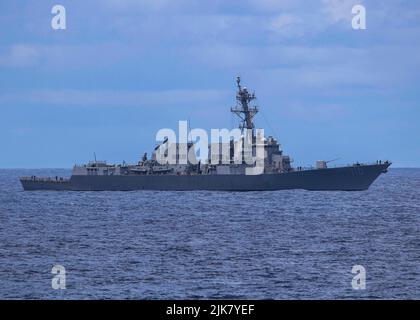 PAZIFISCHER OZEAN (28. Juli 2022) USS William P. Lawrence (DDG 110) der Arleigh Burke-Klasse segelt in Formation während der Übung Rim of the Pacific (RIMPAC) 2022, 28. Juli. 26 Nationen, 38 Schiffe, drei U-Boote, mehr als 170 Flugzeuge und 25.000 Mitarbeiter nehmen vom 29. Juni bis zum 4. August an RIMPAC in und um die Hawaii-Inseln und Südkalifornien Teil. RIMPAC, die weltweit größte internationale maritime Übung, bietet eine einzigartige Ausbildungsmöglichkeit und fördert und pflegt kooperative Beziehungen zwischen den Teilnehmern, die für die Sicherheit von von von von entscheidender Bedeutung sind Stockfoto