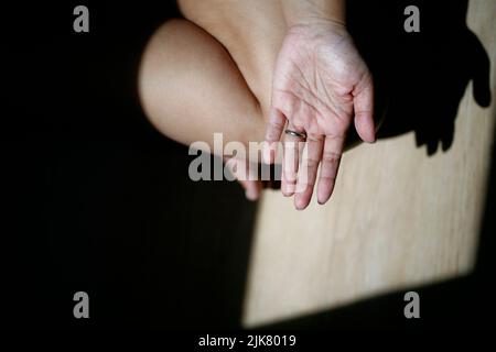 Junge Frau, die Yoga praktiziert, macht Padmasana-Übung Stockfoto