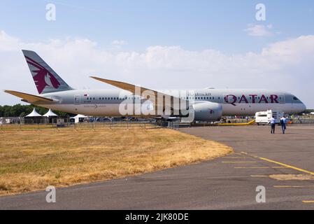 Qatar Airways Boeing 787 Dreamliner Airliner Jet-Flugzeug A7-BHF auf der Farnborough International Airshow 2022 ausgestellt Stockfoto