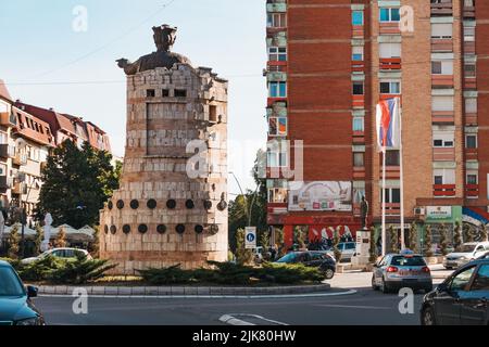 Eine große Statue des Prinzen Lazar von Serbien in Nord-Kosovska Mitrovica, einer serbischen Enklave in der Stadt Mitrovica, Kosovo Stockfoto