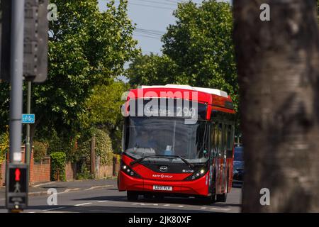 Ein roter Londoner Bus vom Typ Alexander Dennis Enviro200 MMC, Serie BYD K, der in Richtung Staines in West London fährt Stockfoto