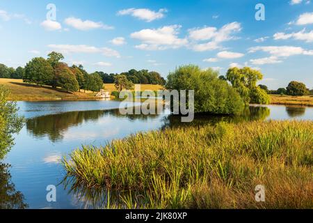 Der Upper Pond im Petworth Park, einem Hirschpark, der von Lancelot 'Capability' Brown, West Sussex, England, Großbritannien, angelegt wurde