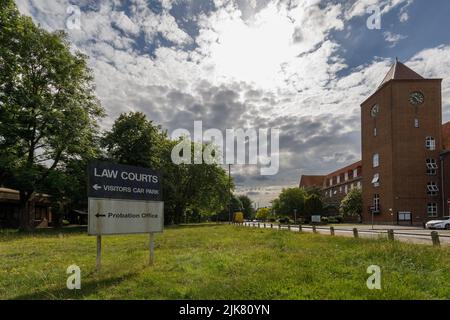 Parkschild vor den Staines Law Courts mit dem gemeinderatsgebäude für den Spelthorne Borough Council im rechten Hintergrund Stockfoto