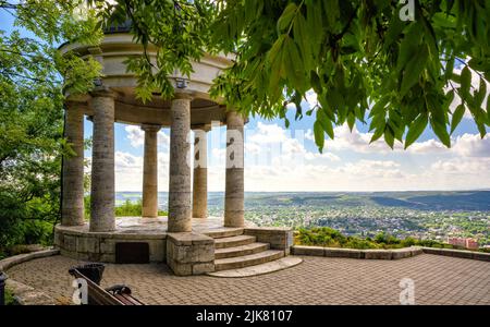 Rotunde Äolische Harfe in Pyatigorsk, Region Stawropol, Russland. Es ist ein historisches Wahrzeichen von Pyatigorsk, das 1831 installiert wurde. Landschaft von alten schönen Laube auf Ma Stockfoto