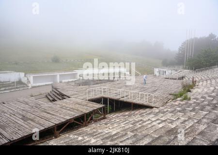 Konzertsaal Glade of Songs in Mist, Pyatigorsk, Region Stawropol, Russland. Neblige Landschaft eines verlassenen Gebäudes am Mount Maschuk, einem alten Wahrzeichen von Pyatigo Stockfoto