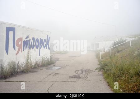 Konzertsaal Glade of Songs in Mist, Pyatigorsk, Region Stawropol, Russland. Neblige Landschaft eines verlassenen Gebäudes am Mount Maschuk, einem alten Wahrzeichen von Pyatigo Stockfoto