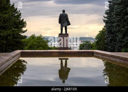 Denkmal für Lenin bei Sonnenuntergang, Pjatigorsk, Region Stawropol, Russland. Landschaft der alten großen Statue, historisches Wahrzeichen der Stadt Pyatigorsk im Jahr 1971 installiert. Stockfoto