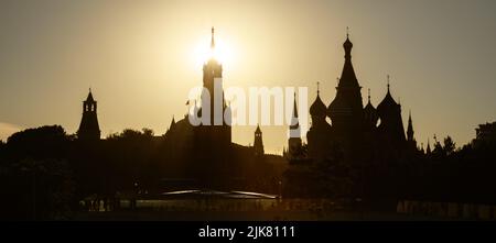 Blick auf den Moskauer Kreml und die Basilius-Kathedrale, Russland. Panorama von Moskau Stadtzentrum und Sonne, Landschaft im Sommer. Silhouetten von Moskauer Wahrzeichen in Stockfoto