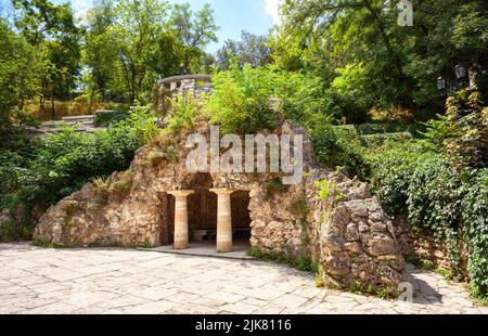 Grotte von Diana im Park Flower Garden, Pyatigorsk, Russland. Malerische Aussicht auf das historische Wahrzeichen von Pyatigorsk Stadtzentrum im Sommer. Landschaft mit Tour Stockfoto