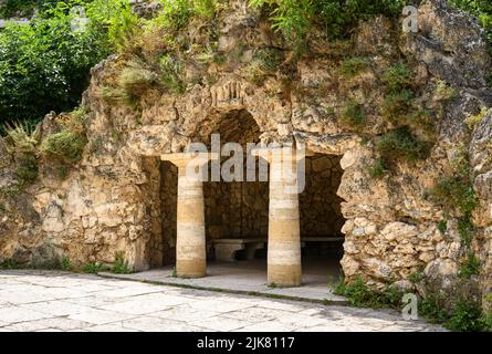 Grotte von Diana im Park Flower Garden, Pyatigorsk, Russland. Landschaft des historischen Wahrzeichen von Pyatigorsk im Sommer, alte schön gestaltete Ort in der Stadt c Stockfoto